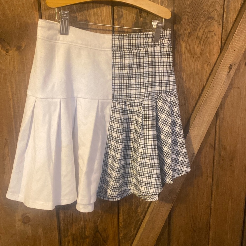 Hollister social tourist black and white half plaid skirt size s